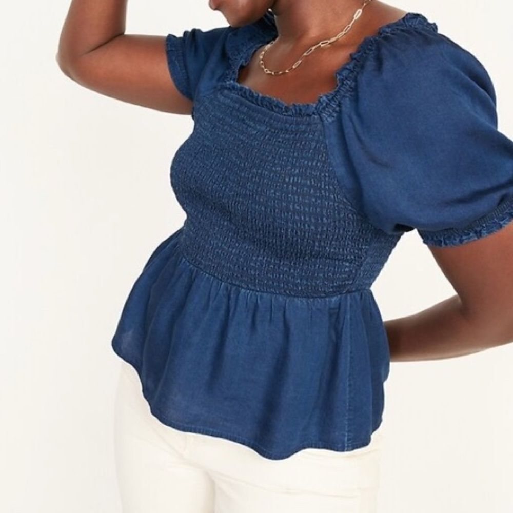 Old Navy Women’s Smocked Puff Sleeve Blouse in Chambray M